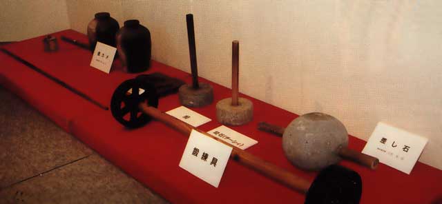 Les instruments d 'entraînement du karaté d'Okinawa